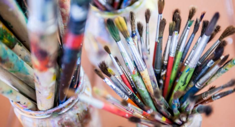 Pinsel im Glas in der Kunsttherapie der Tagesklinik 