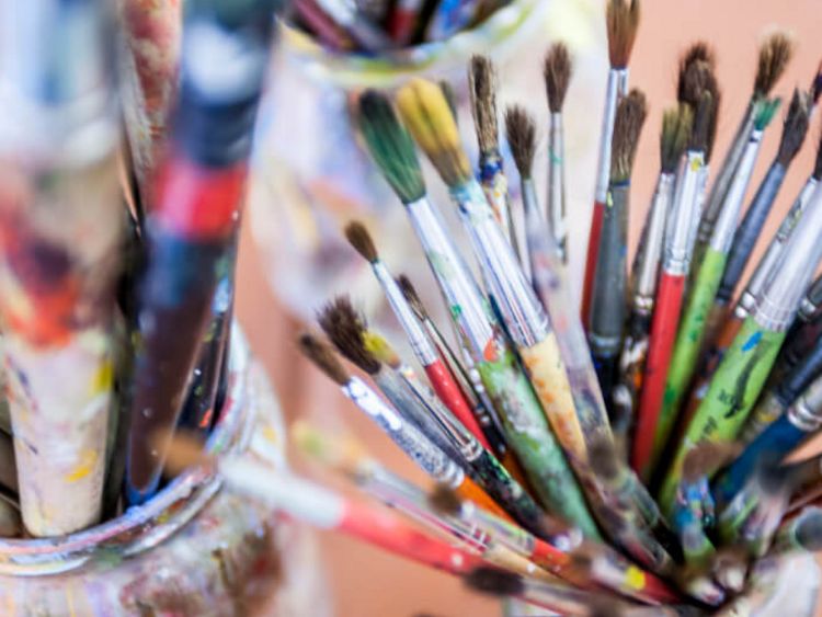 Pinsel im Glas in der Kunsttherapie der Tagesklinik 