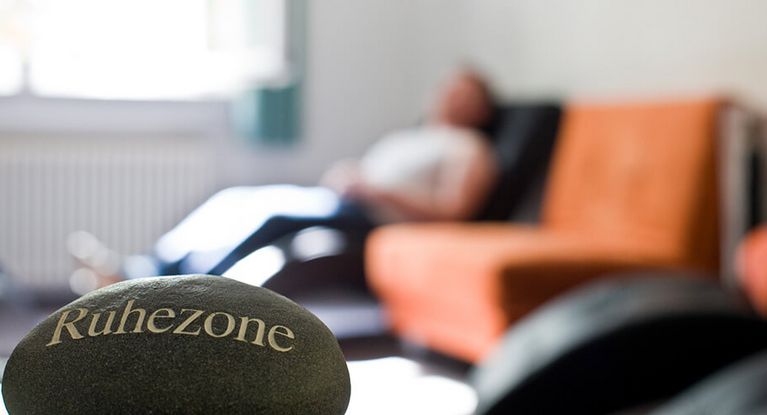 Ein Mann sitzt im Ruheraum in der Klinik an der Lindenhöhe
