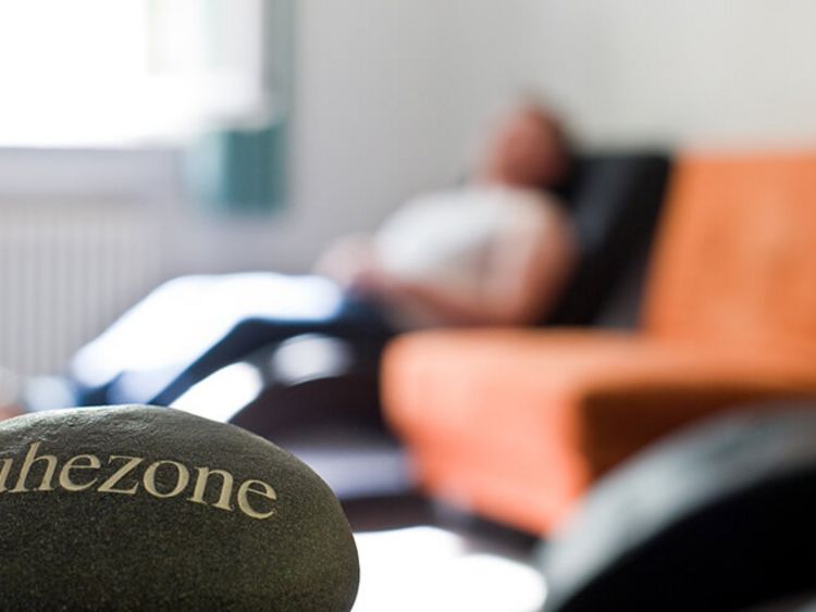 Ein Mann sitzt im Ruheraum in der Klinik an der Lindenhöhe