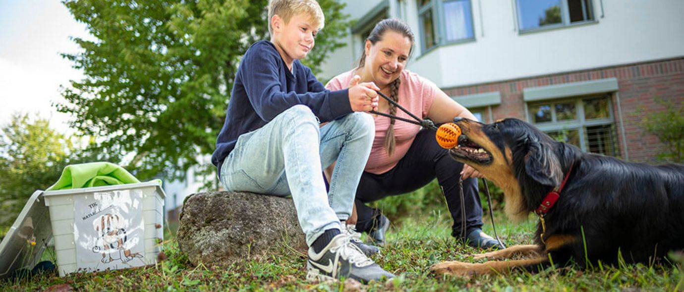 In der tiergestützten Therapie der Kinder- und Jugendpsychiatrie freuen sich Hund, Patient und Therapeutin