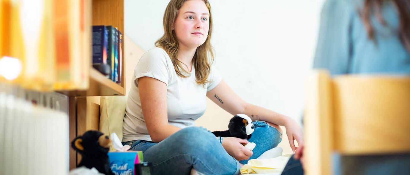 Eine junge Patientin spielt mit ihrem Plüschtier