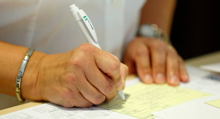 Eine Patientin füllt einen Anmeldebogen bei der PIA aus