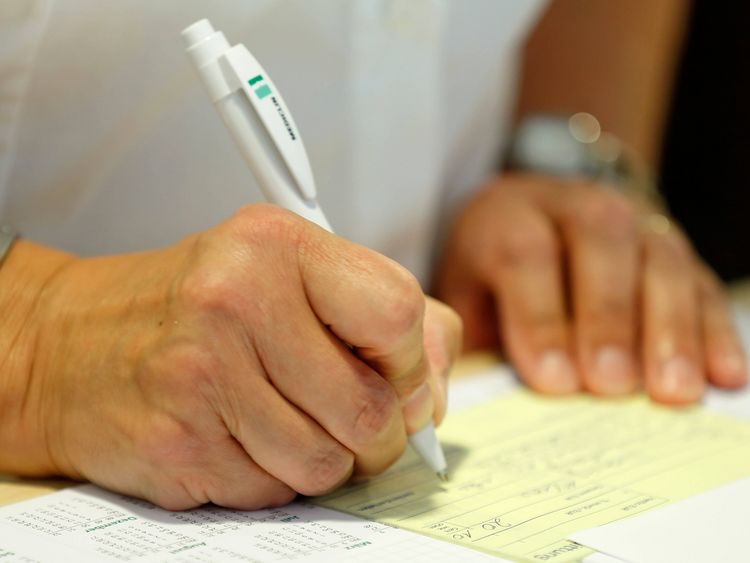 Eine Patientin füllt einen Anmeldebogen bei der PIA aus
