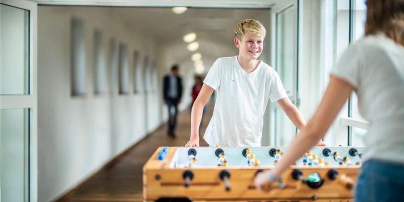 Kinder spielen Tischkicker