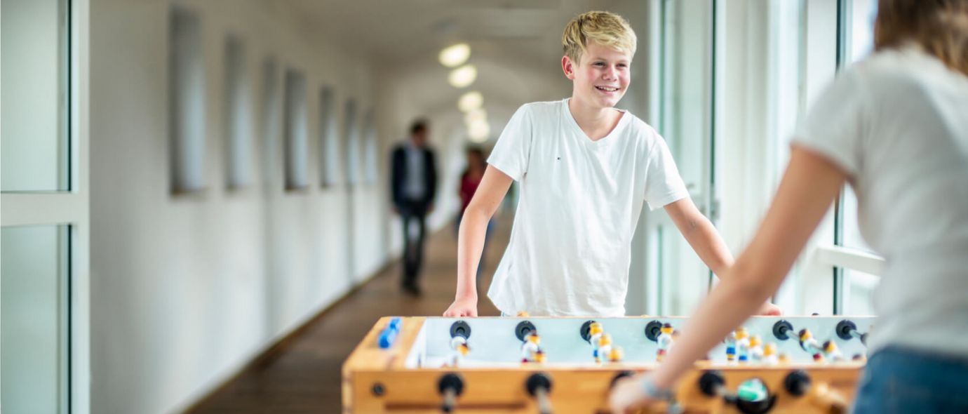 Kinder spielen Tischkicker