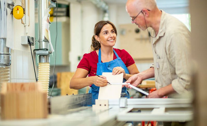 Eine Patientin und ein Ergotherapeut arbeiten in der Werkstatt