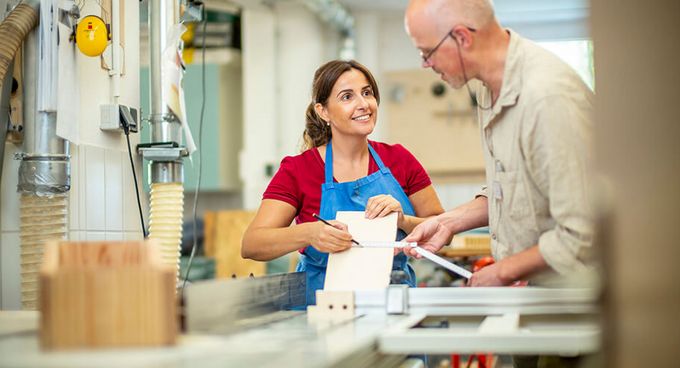 Eine Patientin und ein Ergotherapeut arbeiten in der Werkstatt