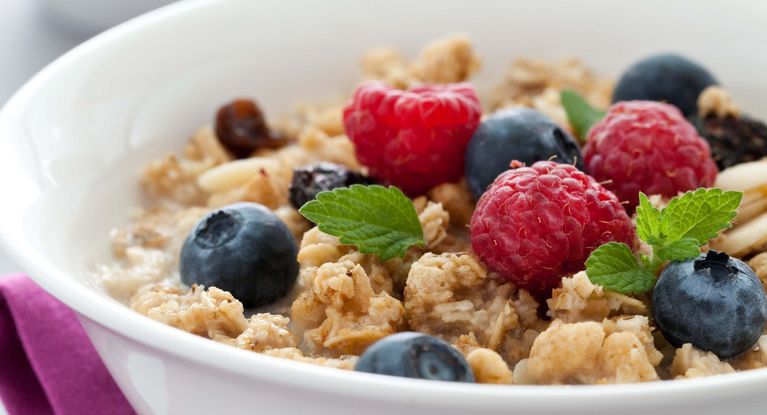 Frühstück in der Tagesklinik: Das kann zum Beispiel ein Müsli mit Beeren sein