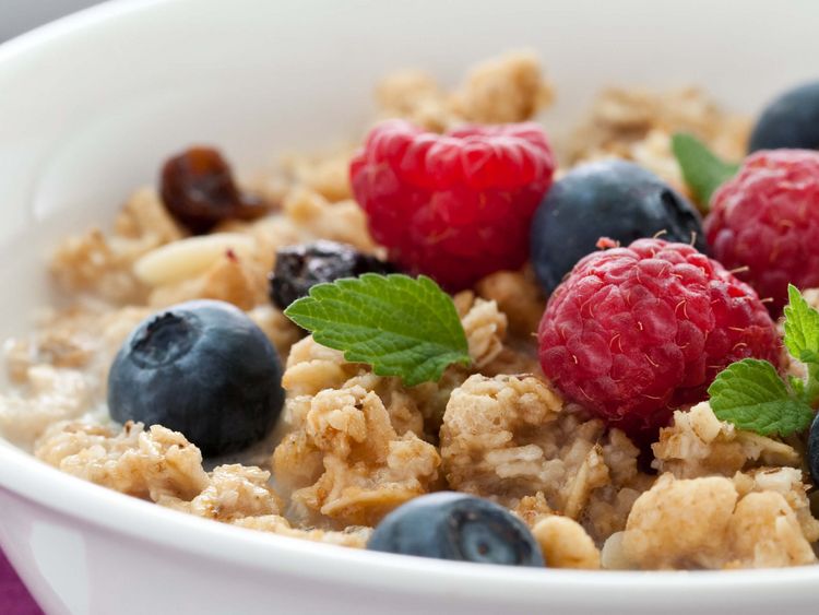 Frühstück in der Tagesklinik: Das kann zum Beispiel ein Müsli mit Beeren sein