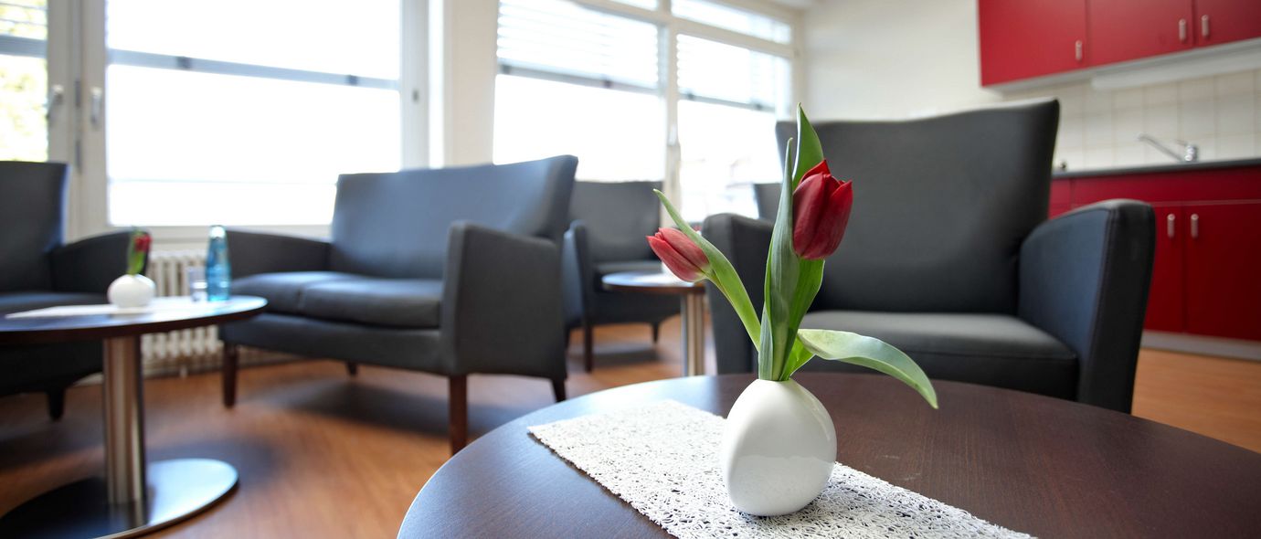 Eine Tulpe steht auf einem Tisch im Aufenthaltsraum der PIA