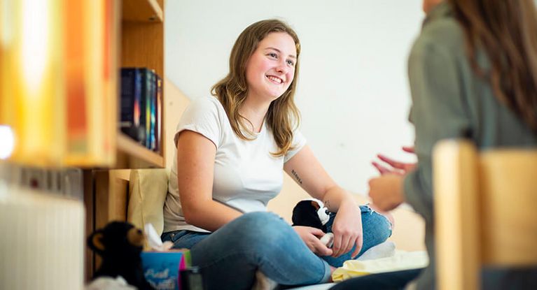 Eine junge Patientin spricht mit der Therapeutin