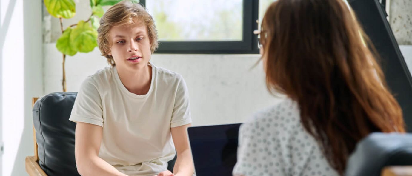 Ein Teenager ist zu Hause im Gespräch mit einer Therapeutin