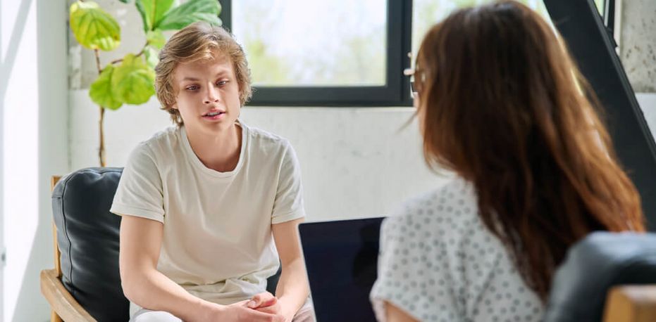 Ein Teenager ist zu Hause im Gespräch mit einer Therapeutin