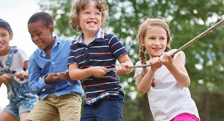 Vier Kinder ziehen an einem Seil